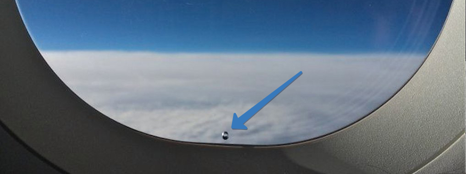 Tác dụng không ngờ của lỗ nhỏ trên cửa sổ máy bay